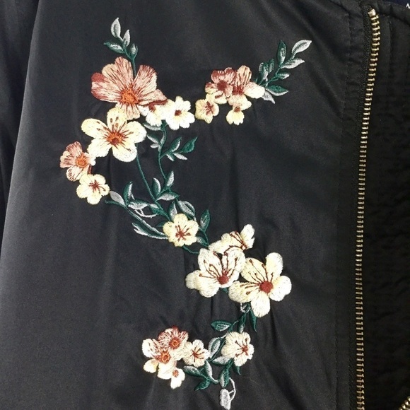 AMERICAN EAGLE Black Floral Embroidered Bomber Jacket Size M - Picture 4 of 12
